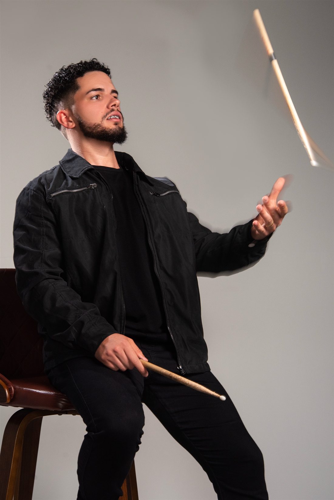 Baterista girando a baqueta no Studio Reino Musical