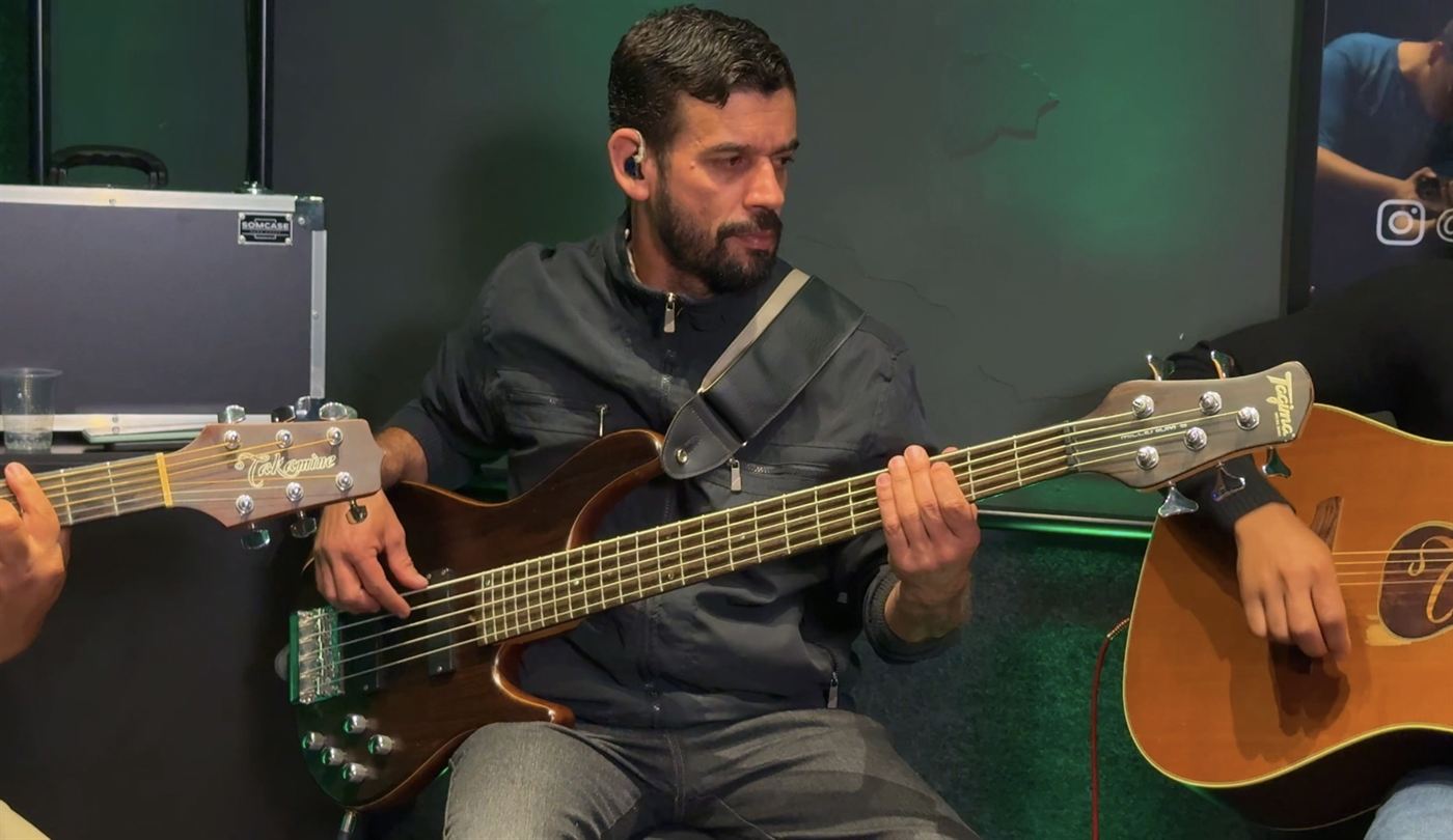 Baixista tocando no estúdio