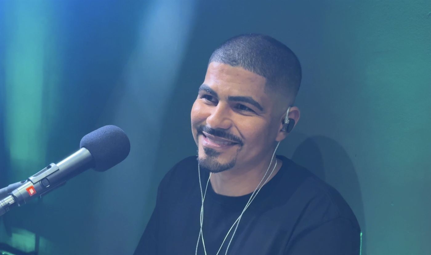 Cantor sorrindo ao microfone