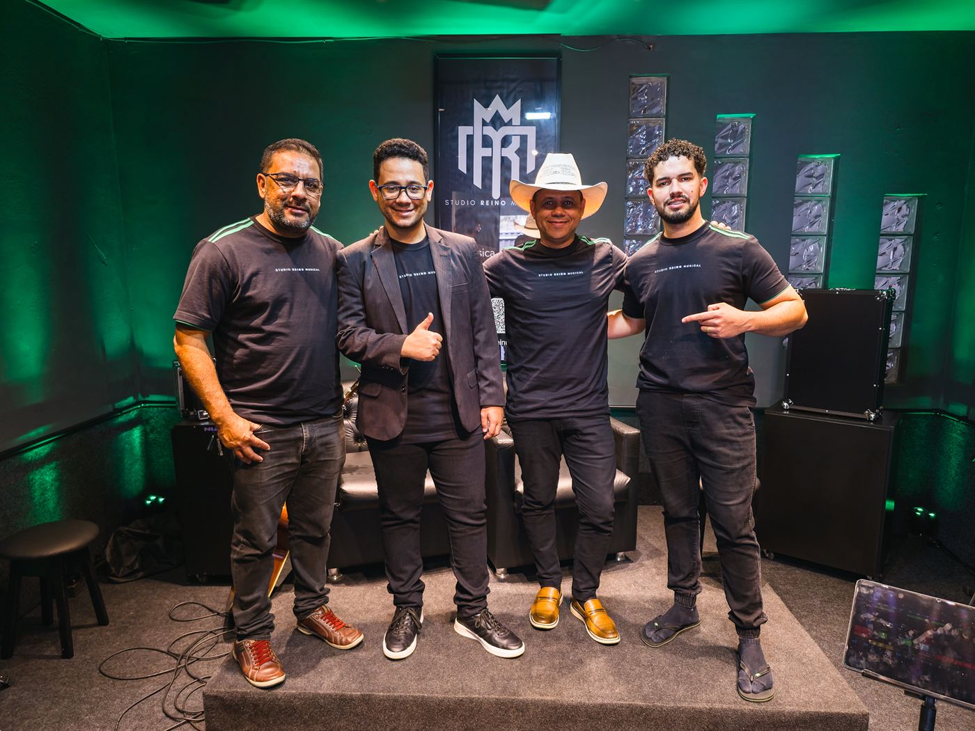 Equipe do Studio Reino Musical no palco do estúdio