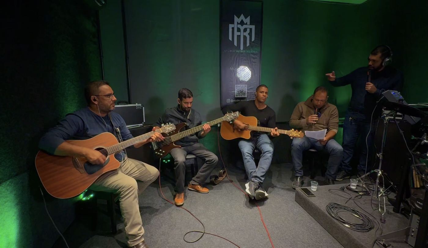 Grupo de violões e baixo em sessão acústica