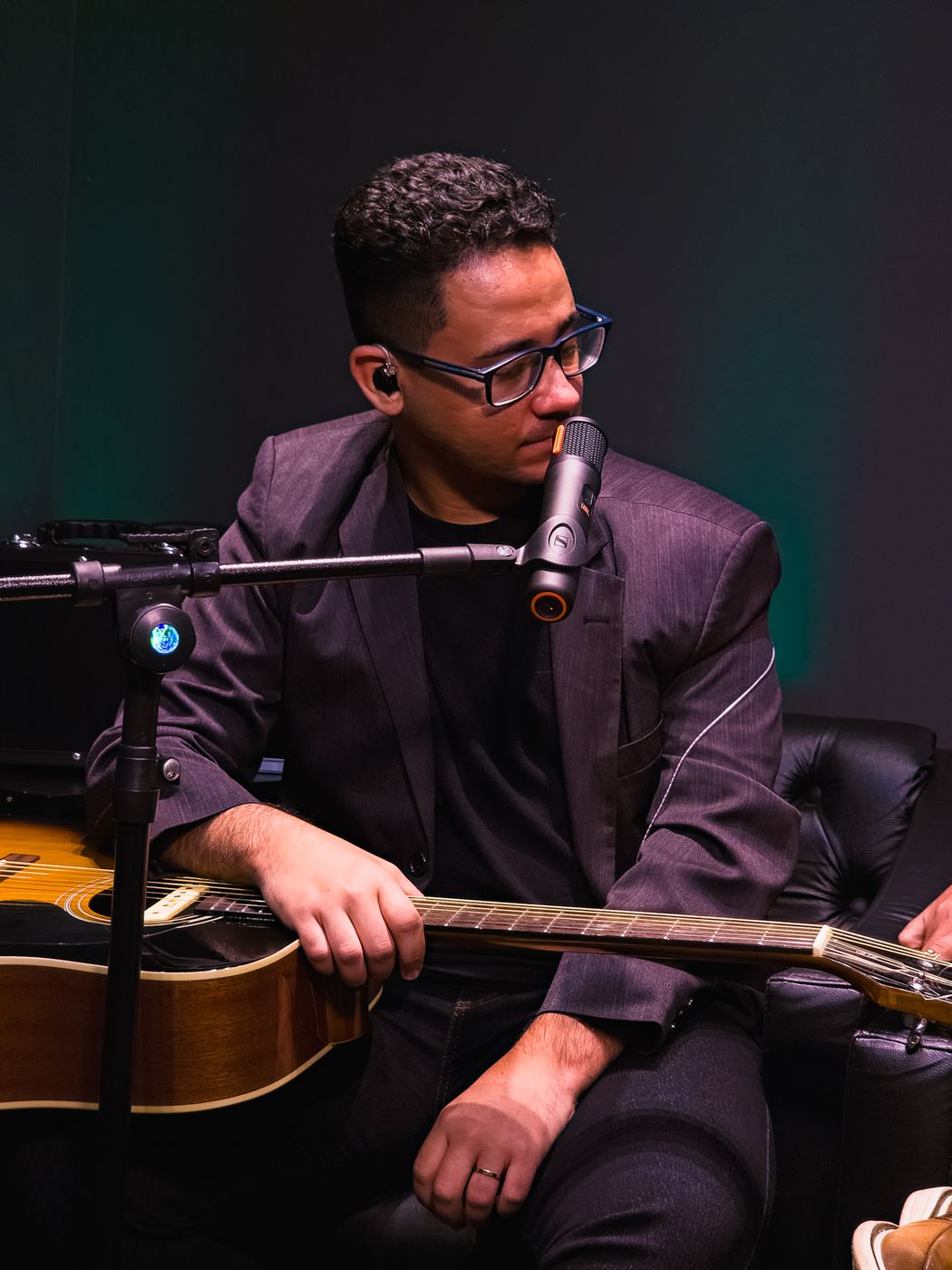 Violonista de óculos ao microfone