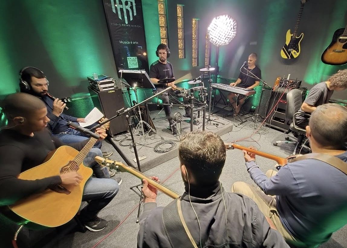 Banda completa ensaiando na sala do estúdio