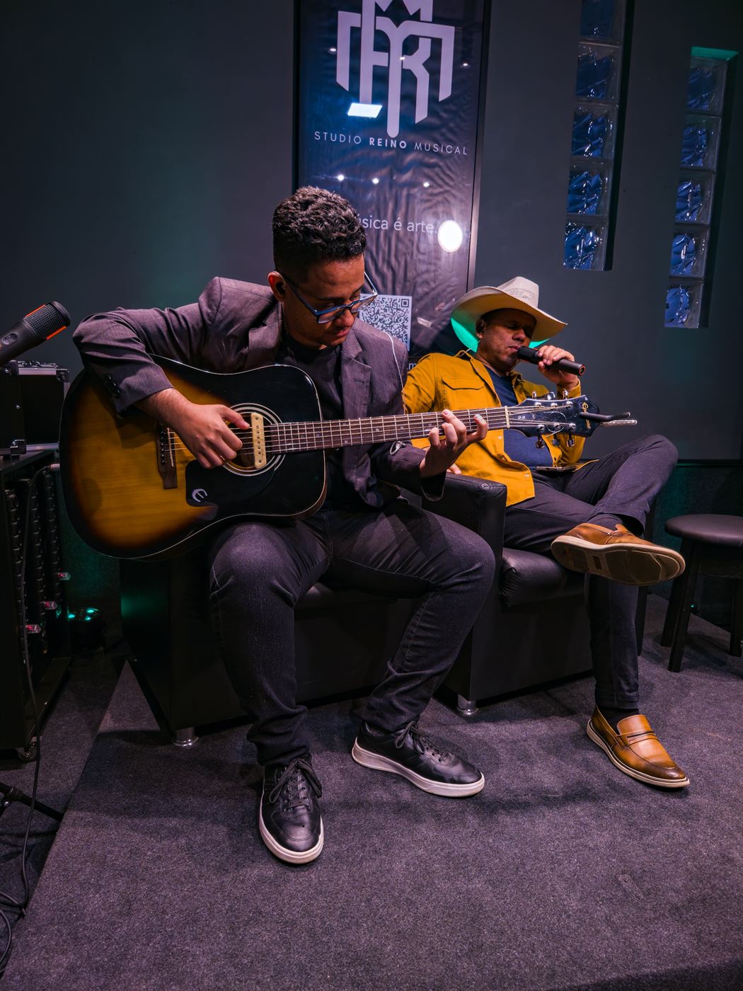 Violonista e cantor em apresentação no estúdio